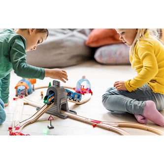 BRIO togbane smart interaktiv teknologi