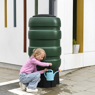 Vanntønne med kran og sokkel