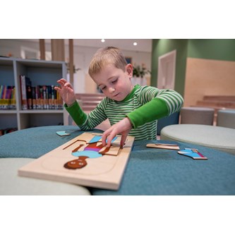 EDUCO puslespill lag-på-lag kle på jente