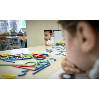 EDUCO Fröbels boks med ringer og pinner