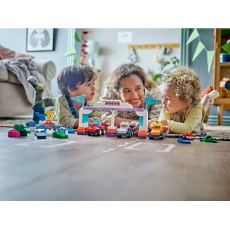 LEGO® DUPLO® F1® team med racerbiler og sjåfører