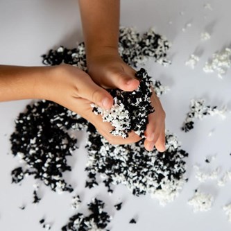 Pluffle playfoam sensorisk svart og hvit