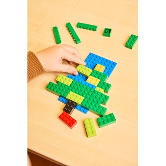 Lag juletre med LEGO®-klosser.