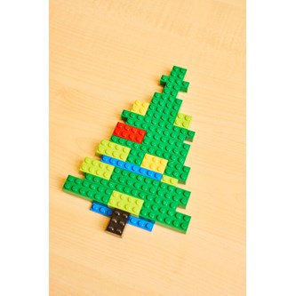 Lag juletre med LEGO®-klosser.