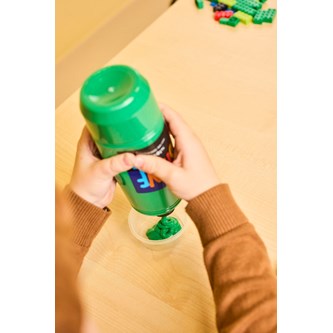 Lag juletre med LEGO®-klosser.