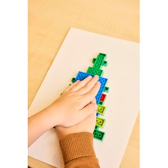 Lag juletre med LEGO®-klosser.