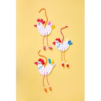 Glade påskehøner av leire