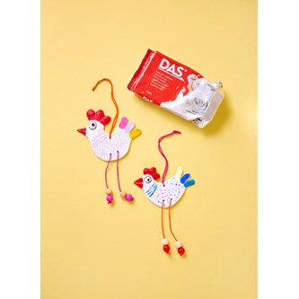 Glade påskehøner av leire