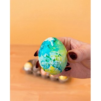 Mal påskeegg med bobler