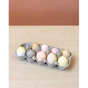 Mal påskeegg med ulike elementer