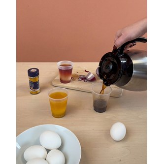 Mal påskeegg med ulike elementer