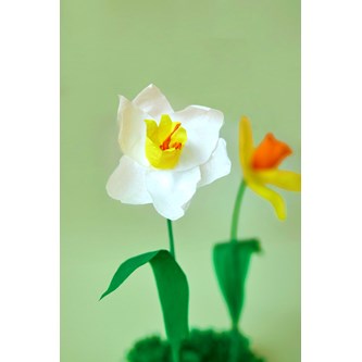 Påskelilje av kreppapir