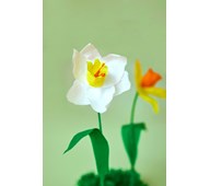 Påskelilje av kreppapir