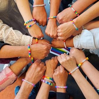 Perle et armbånd, regnbue/pride