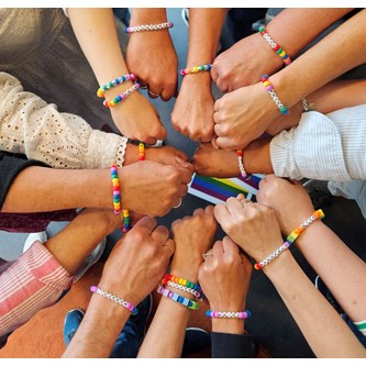 Perle et armbånd, regnbue/pride
