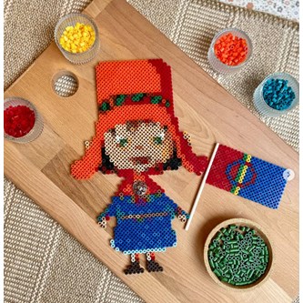 Samisk jente og flagg av rørperler