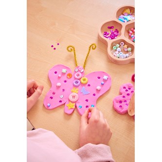 Pynt en sommerfugl av leire