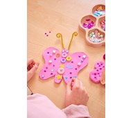 Pynt en sommerfugl av leire