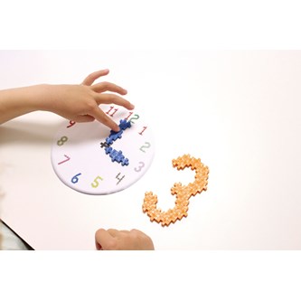 Klokketrening med PLUS-PLUS