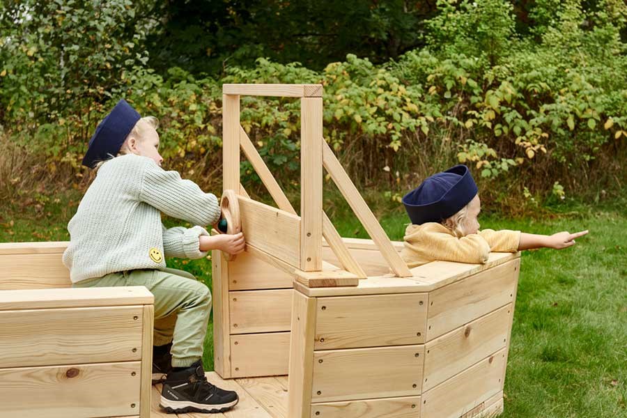 barn leker i Mimic lekebåt ute