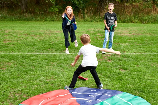 barns som kaster blink