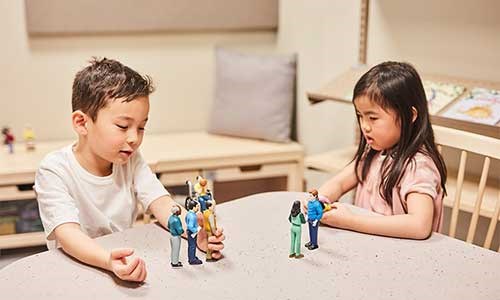 Barn leker med figurer