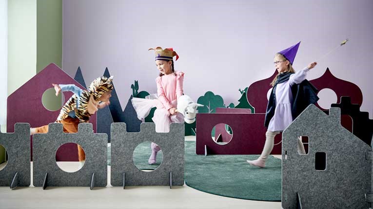 Barn som har kledd seg ut