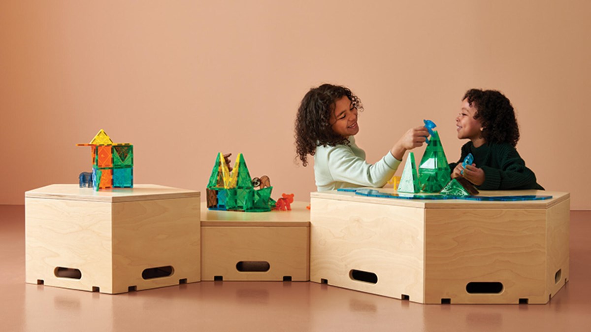 Barn som bygger med Magna Tiles