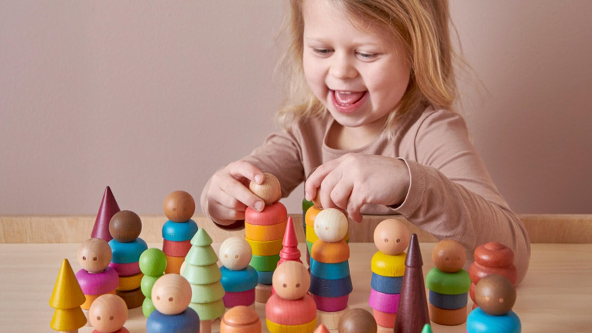 Barn som leker med figurer