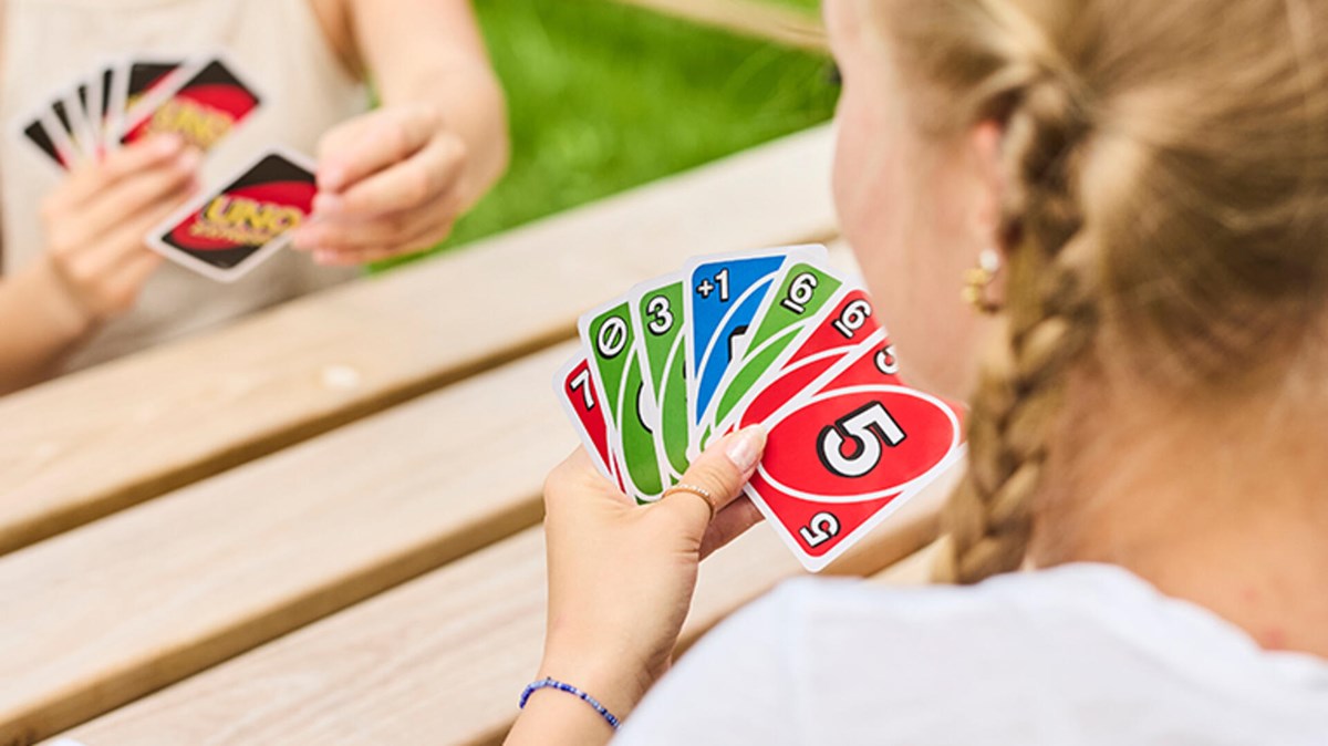 Barn som spiller Uno