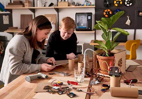 Elever i et makerspace