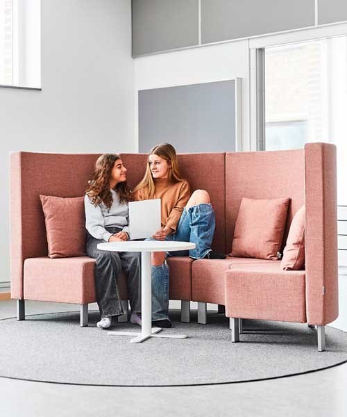 To jenter i en snake sofa 