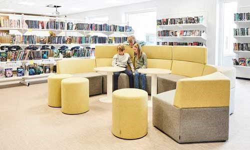 elever i sofa på bibliotek