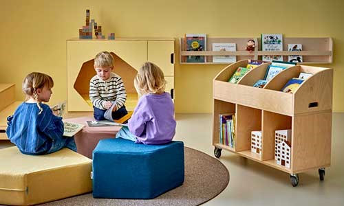 Barn leker med Mag genius kulebane