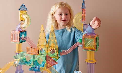 Barn leker med Mag genius kulebane