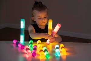 Jente med sensoriske lysende staver