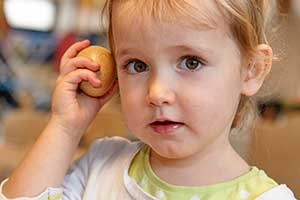 Jente som lytter på et lydegg