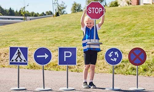 et barn og trafikkskilt