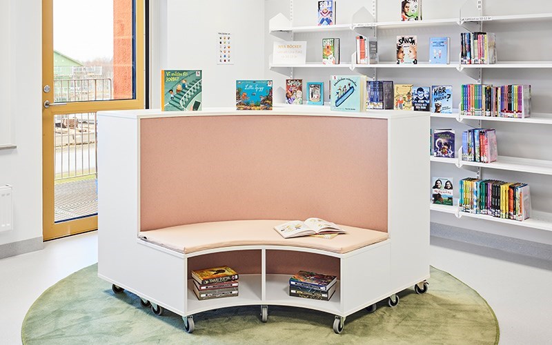 Bibliotek med buet sofa