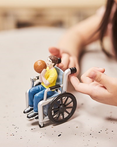 Lekefigur i rullestol