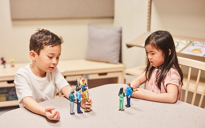 Barn som leker med figurer