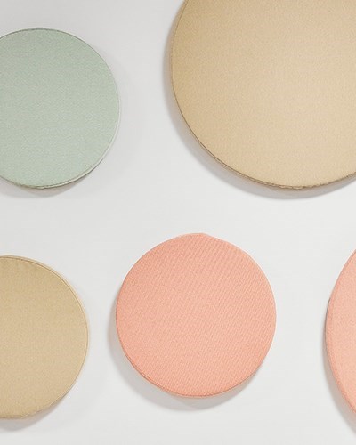 Runde lydabsorbenter på veggen