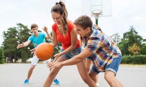 Elever som spiller basketball ute