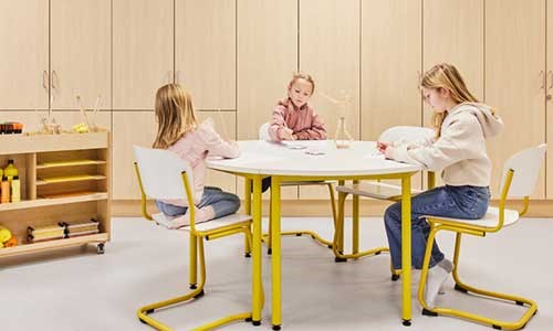 Barn som sitter og tegner