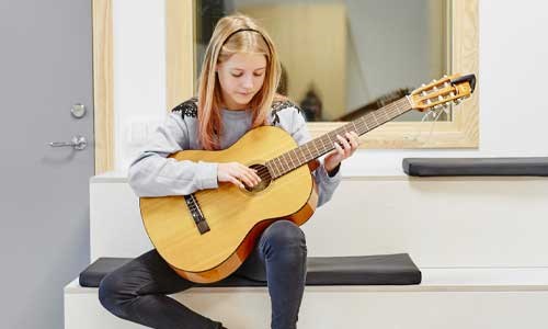 Elev som spiller gitar