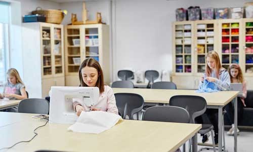 Elev som syr med symaskin