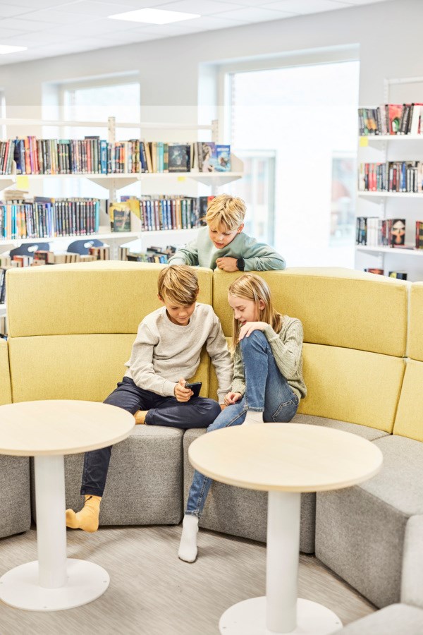 barn i modulsofa i biblioteket