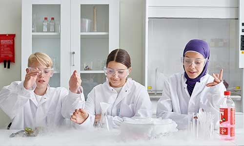 Tre elever med kjemieksperiment