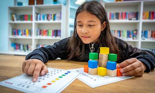 Elev som bruker klosser til å regne i mattetimen